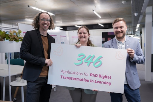  Sebastian Dennerlein (Assistent Professor of Digital
Transformation in Learning), Dusty Keim (Student Administration
Officer) und Alexander Steinmaurer (Study Program Coordinator)
freuen sich über den Ausschreibungserfolg. (v.l.n.r)