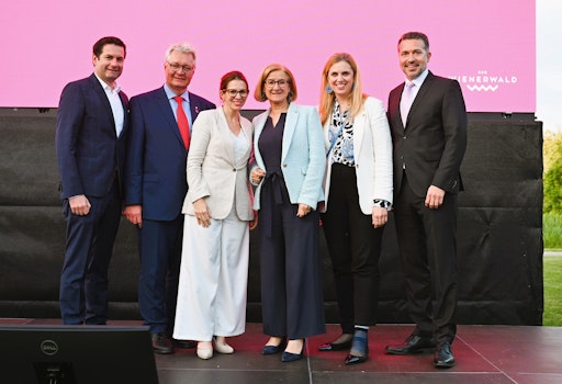 Vorschau Bild von David Berl (Bürgermeister Laxenburg), LAbg. Christoph Kainz,
NRAbg. Carmen Jeitler-Cincelli, LH Johanna Mikl-Leitner, LAbg.
Marlene Zeidler-Beck, Michael Wollinger (Wienerwald Tourismus)