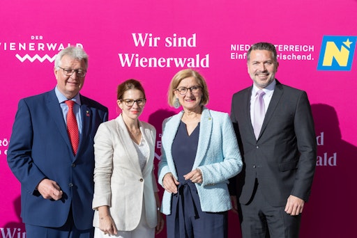 Vorschau Bild von LAbg. Christoph Kainz, NRAbg. Carmen Jeitler-Cincelli, LH Johanna
Mikl-Leitner, Michael Wollinger (Wienerwald Tourismus)