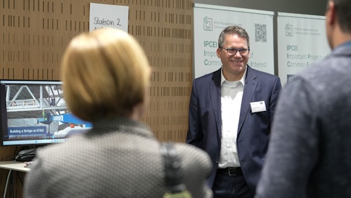 Nikolaus Bauer (Mitte) ist der Werksleiter (Director Operations)
des neuen Substrat-Kompetenzzentrums in Leoben. Am IPCEI Day leitete
er einen Workshop.