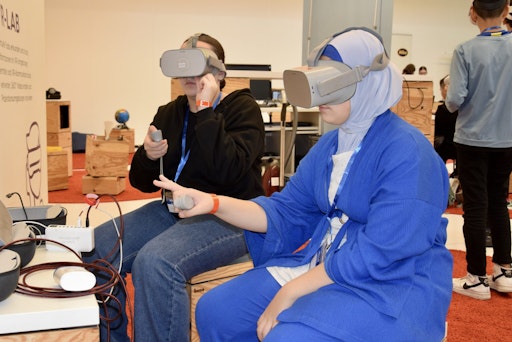 Vorschau Bild von Zwei Jugendliche testen eine Virtual-Reality-Anwendung im Rahmen
eines Bildungsprogramms.
