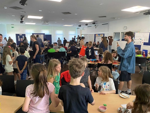 Vorschau Bild von Volles Haus an der Pädagogischen Hochschule Wien: Kinder,
Jugendliche und Studierende tauschen sich in lockerer Atmosphäre
über ihre Arbeiten aus.