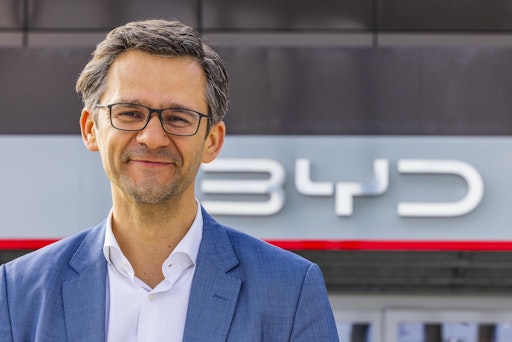 Vorschau Bild von Danijel Dzihic, Managing Director BYD AT: „Seit einem Jahr spüren
wir auf allen Kanälen das enorme Interesse an einem wirklich
leistbaren E-Auto für die breite Masse. Mit dem DOLPHIN SURF bringen
wir dieses Fahrzeug jetzt auf den Markt – und das in gewohnt
einzigartiger Qualität und Ausstattung und zu einem Preis unter
20.000 Euro. Mit diesem Auto beweist BYD den enormen
Entwicklungsvorsprung und unterstreicht das Versprechen des Konzerns
für Europa. Weil: Europa hat sich einen günstigen Elektrokleinwagen
gewünscht, BYD hat ihn geliefert.“