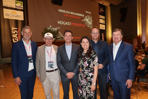  Simon Meinschad (v. l., hollu Systemhygiene), Alexander Ehrhart
(Casablanca Hotelsoftware), René Trummler (HOGAST-Vorstand), Sigrid
Kröswang (Kröswang) und die beiden Speaker Markus Hengstschläger und
Andreas Salcher.