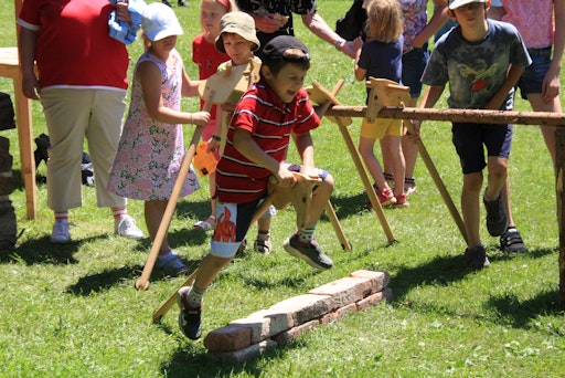  Steckenpferd reiten ist für Kinder ein großer Spaß.