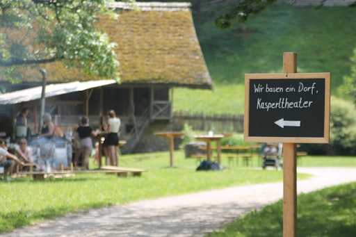 Vorschau Bild von Die Veranstaltung "Die Kinderwelt in Haus und Hof" mit dem
beliebten Kasperltheater bringt Kinderaugen zum Lachen.