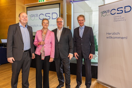  v.l.n.r.: Peter Felsinger (Geschäftsführung OeKB CSD), Angelika
Sommer-Hemetsberger (Vorstandsmitglied OeKB AG), Helmut Bernkopf
(Vorstandsmitglied OeKB AG) und Georg Zinner (Geschäftsführung OeKB
CSD)