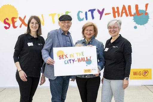 Vorschau Bild von Beim Aktionstag „Sex in the City-Hall“ im Wiener Rathaus mit
dabei waren v.l.n.r.: Cornelia Draxler, MSc
(WiG-Gesundheitsreferentin und Organisationsteam „Sex in the City“),
Dennis Beck (WiG-Geschäftsführer), Claudia Canaris (Fachinspektorin
Bildungsdirektion Wien) und Mag.a Liane Hanifl
(WiG-Gesundheitsreferentin und Projektleiterin „Sex in the City“).