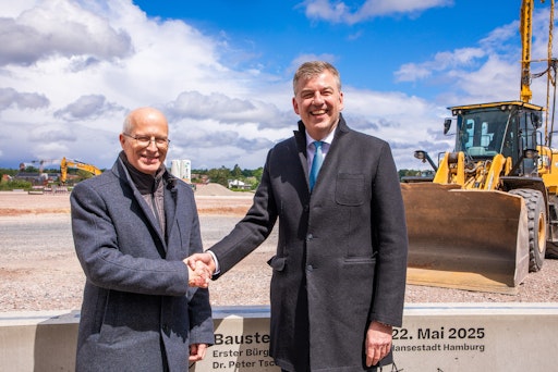 Mayor Tschentscher visits a large construction site in the Innovation Park Bergedorf