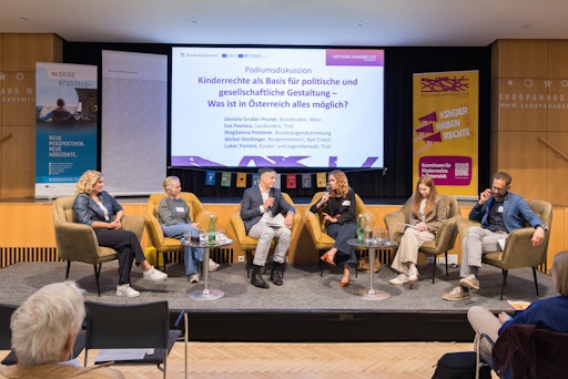 Vorschau Bild von Podiumsgäste v.l.n.r: Bärbel Stockinger (Bürgermeisterin Bad
Erlach); Daniela Gruber-Pruner (Bundesrätin); Hannes Auer
(Moderation); Eva Pawlata (Landesrätin); Magdalena Polsterer (BJV);
Lukas Trentini (Tirol)