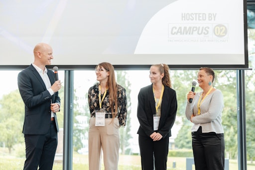 Vorschau Bild von Die Finalistinnen der European Sales Competition 2025 mit Lektor
Stephan Heckmann und Departmentleiterin Ursula Haas-Kotzegger
(v.l.n.r. Stephan Heckmann, Isabella Vey, Sandra Loburg, Ursula
Haas-Kotzegger)
