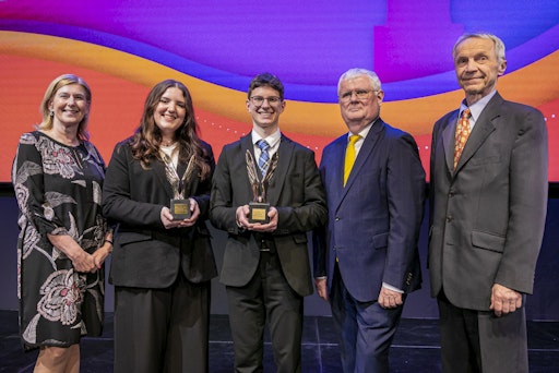  Foto 1: v.l.n.r: Wiener Bildungsdirektorin Hofrätin Elisabeth
Fuchs mit den stolzen Gewinnern der Awards für die Students of the
Year, Arietta Stiblo und Christoph Jethan sowie den Fonds-Vorständen
Helmut Schramm und Martin Göbel. @Vienna Business School/Ann-Kathrin
Wuttke