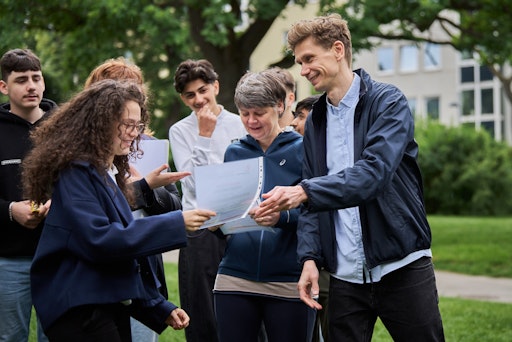 Vorschau Bild von Matthias Hümmelink, BA MPH (Mitglied der WiG-Geschäftsführung)
und Silvia Nossek (Bezirksvorsteherin Währing) überreichten die
Urkunden an die engagierten Jugendlichen der Mittelschule
Schopenhauerstraße und des Bundesgymnasiums 18.