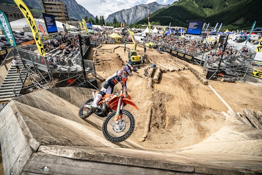Vorschau Bild von Spektakuläre Motorsport-Action bei den Red Bull Erzbergrodeo Side
Events wie der One-On-One Fahrervorstellung
