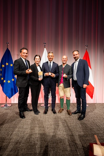  EXPO 2025 Osaka: Österreich wirbt um asiatische Gäste und stärkt
Chancen für heimische Betriebe. Im Bild v.l.nr.: Torsten Pedit und Barbara Winkelbauer 
von Salzwelten, Wirtschaftsminister Wolfgang Hattmannsdorfer, 
Christian Schirlbauer DNA, Stefan Schnöll Landeshauptmann-
Stellvertreter Salzburg