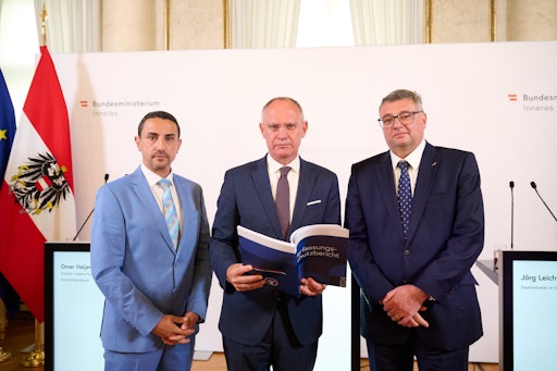 Innenminister Gerhard Karner, Staatssekretär Jörg Leichtfried und
DSN-Direktor Omar Haijawi-Pirchner bei der Pressekonferenz zum
Verfassungsschutzbericht 2024