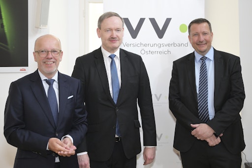  https://www.apa-fotoservice.at/galerie/39242 Im Bild v.l.n.r.:
Mag. Christian Eltner, VVO - Generalsekretär; Univ.-Prof. Dr.
Christian Helmenstein, GF Economica Institut für
Wirtschaftsforschung und Mag. Gregor Pilgram, VVO - Präsident.