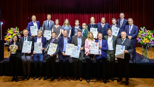 Strahlende Gewinner auf der Bühne der Wiener Sofiensäle bei der
Verleihung der Nachhaltigkeitspreise des Forums Rohstoffe.