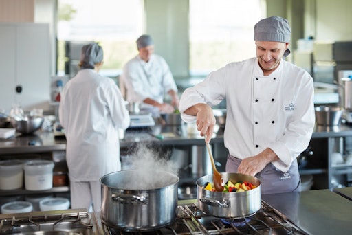  Bedarfsgenaues Kochen ist eine der Maßnahmen, die für einen
verantwortungsvollen Einsatz von Lebensmitteln bei GOURMET sorgen.