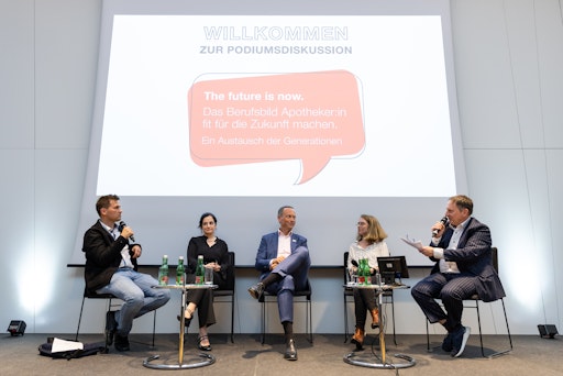  Podiumsdiskussion zum Thema „The future is now. Das Berufsbild
Apotheker:in fit für die Zukunft machen.“ (v.l.n.r.: Andreas
Juffmann, Absolvent der PMU Salzburg, Maryam Amiri, Apothekerin in
Wien, Alexander Hartl, 2. Vizepräsident des Österreichischen
Apothekerverbands, Stefanie Mayer, Pharmazie-Studierende an der
Universität Wien, Martin Rümmele, Gesundheitspublizist)