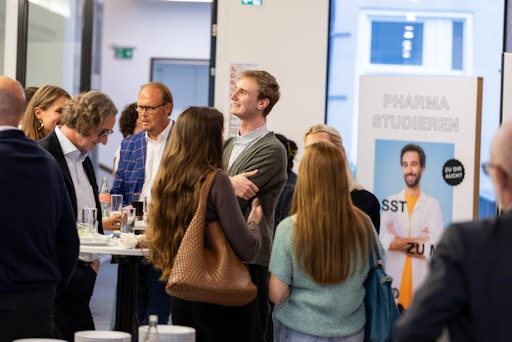 Vorschau Bild von Bildunterschrift 2: Austausch der Generationen bei der
Podiumsdiskussion