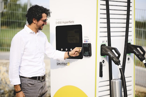  SMATRICS EnBW-Schnellladesäule mit Direct Payment Terminal.