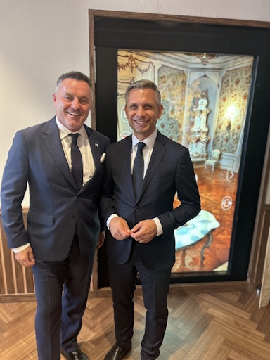  Bundesminister Hattmannsdorfer und Schönbrunn Group
Geschäftsführer Panholzer vor dem holografischen Fenster im
Österreich Pavillon der Expo 2025 in Osaka.