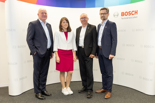https://www.apa-fotoservice.at/galerie/39233 Im Bild v.l.n.r.:
Helmut Weinwurm (Bosch Österreich-Chef); Agnes Mazzei (Leiterin
Unternehmenskommunikation Bosch Österreich); Peter Kalt
(Engineering-Abteilungsleiter Bosch Österreich); Peter
Schröckelsberger (Personalleiter Bosch Österreich)