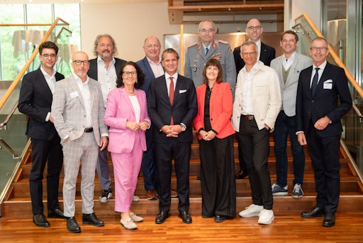  V.l.n.r.: Marco Riebler (Salzburger Nachrichten), Martin
Hagenstein (Salzburger Nachrichten), Christoph Vilanek (Freenet AG),
Daniela Gutschi (Land Salzburg), Andreas Klauser (PALFINGER AG),
Peter Unterkofler, (IV Salzburg), Alfons Mais (Deutsche Bundeswehr),
Kerstin Wimberger (Innovation Salzburg), Kurt Matzler (Universität
Innsbruck), Claus Graggaber (Salzburger Sparkasse), Philipp
Schmölzer (Seebrunner Kreis), Andreas Altmann (MCI) ©Birgit Probst
Photographie
