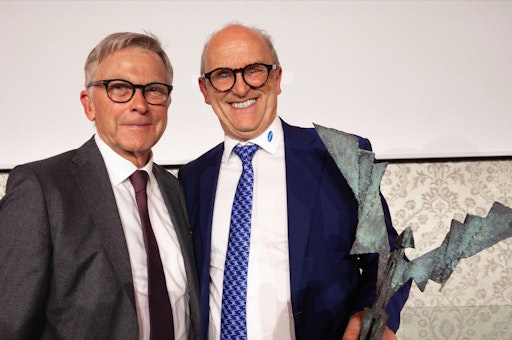 Der Präsident der Salzburger Wirtschaftskammer Peter Johann
Buchmüller überreicht Hans Georg Hagleitner den Wikarus (von links)