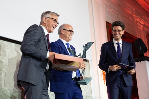 Vorschau Bild von Der Präsident der Salzburger Wirtschaftskammer Peter Johann
Buchmüller überreicht Hans Georg Hagleitner den Wikarus – hier zu
sehen mit dem Journalisten Marco Thomas Riebler, der am Galaabend
moderiert hat (von links)