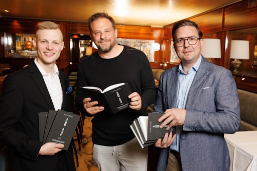  Auch sie schreiben für das KALK&KEGEL SOMM.BOOK 2025: Sebastian
Gabriel (Coburg) und Alexander Koblinger (Döllerer) mit Herausgeber
Michael Pöcheim-Pech.