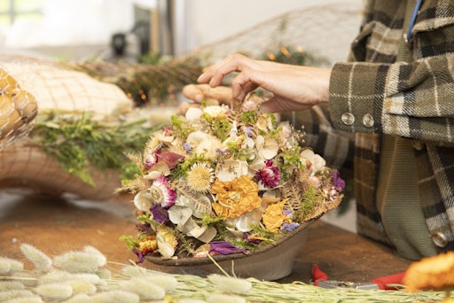 Vorschau Bild von Lisa Hartleitner, Wildflorie beim Bau einer Narzissenfigur für
den Blumenkorso am Sonntag, 1.6.25