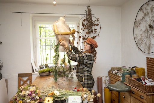  Lisa Hartleitner, Wildflorie beim Bau einer Narzissenfigur für
den Blumenkorso am Sonntag, 1.6.25