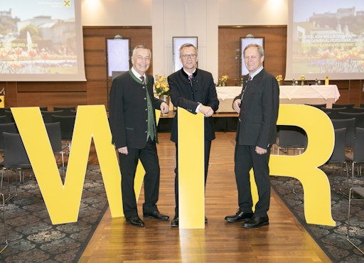 Vorschau Bild von Der RVS konnte an die erfolgreichen Vorjahre anknüpfen und hat
für 2024 erneut ein ausgezeichnetes Ergebnis erzielt. Dass dies
gelungen ist, ist neben einem erfreulichen Abschluss im Bankgeschäft
auch der guten Entwicklung unserer Beteiligungen zu verdanken", so
Generaldirektor Heinz Konrad auf der RVS-Generalversammlung. V.l.:
Obmann Erich Zauner, GD Heinz Konrad, AR-Vorsitzender Peter
Burgschwaiger.