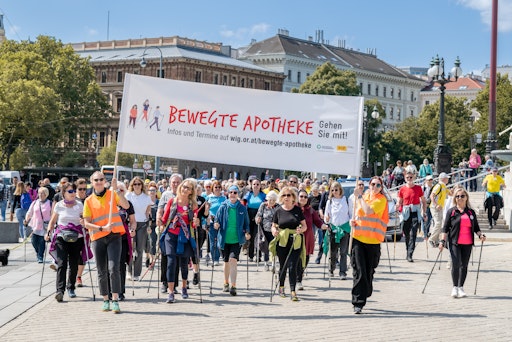 In ausgelassener Stimmung walken die über 250 Teilnehmer*innen
des Jubiläumswalks durch die Innenstadt und zeigen damit ihre
Begeisterung für das Projekt und setzen ein Zeichen für regelmäßige
Bewegung im Alltag.