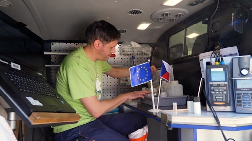 Vorschau Bild von Ein Kleintransporter ist vollgepackt mit Instrumenten, mit denen
ein Mitarbeiter des Projekts AKWA die gesammelten Daten auswertet.
// Weiterer Text über ots und www.presseportal.de/nr/177283 / Die
Verwendung dieses Bildes für redaktionelle Zwecke ist unter
Beachtung aller mitgeteilten Nutzungsbedingungen zulässig und dann
auch honorarfrei. Veröffentlichung ausschließlich mit
Bildrechte-Hinweis.