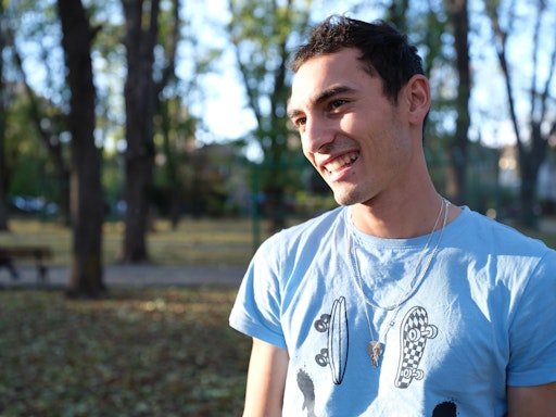 Vorschau Bild von Der Bulgare Georgi, der aus einer Roma-Familie mit 12
Geschwistern stammt, kam mit 7 Jahren zu CONCORDIA. Mittlerweile ist
er 22 Jahre alt und kann ein selbstbestimmtes Leben in Würde und
ohne Ausgrenzung führen.