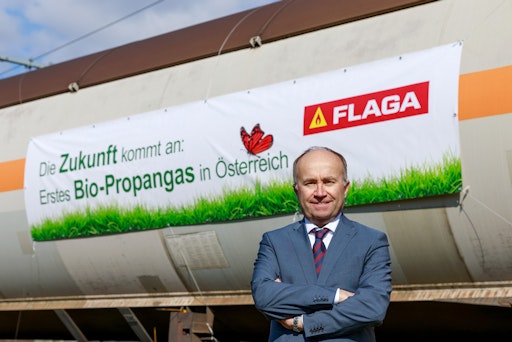  Gerhard Ölsinger, Geschäftsfüher Flaga GmbH, vor Kesselwagen mit
erstem Bio-Propan Österreichs