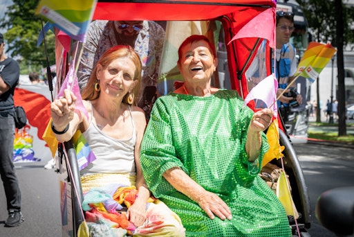  Auch heuer bieten die Häuser zum Leben und Pensionist*innenklubs
ein umfangreiches, buntes Programm im „Pride Month“ Juni. Alle
Veranstaltungen tragen zur Sichtbarmachung, Bewusstseinsschaffung
und Sensibilisierung bei. Besondere Höhepunkte sind das
Eröffnungskonzert mit dem Schmusechor im Haus Maria Jacobi, die
Eröffnung eines queeren Bücherschranks im Klub+ RegenbogenTreff und
die Teilnahme an der Regenbogenparade. Regenbogenfahnen vor allen
Häusern zum Leben und Klublokalen im Pride-Monat Juni setzen
wienweit ein sichtbares Zeichen für Akzeptanz, Vielfalt und Respekt.