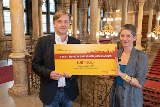 Vorschau Bild von Im Rahmen des seit 2010 fest etablierten Diversitätsmanagement
der Häuser zum Leben wird die Vielfalt im Unternehmen aktiv
gefördert. Das Unternehmen wurde dafür bereits mehrfach
ausgezeichnet. Am Foto: Mag. Christian Hennefeind, Geschäftsführer
Häuser zum Leben, und Mag.a Mag.a Geraldine Smetazko, Fachexpert*in
für Diversität in den Häusern zum Leben, bei einer Award-Übergabe
des WIG im Wiener Rathaus.