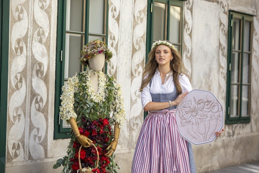  Narzissendirndl und Trachtenbotschafterin