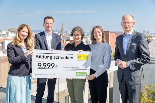 v.l.n.r. Patricia Kasandziev (Vorstandsmitglied bank99), Bernhard
Achberger (Vorstandsmitglied bank99), Nora Deinhammer
(Geschäftsführerin SOS-Kinderdorf), Katharina Kratky
(Unternehmenskooperationen SOS-Kinderdorf), Walter Oblin
(Generaldirektor Österreichische Post AG)