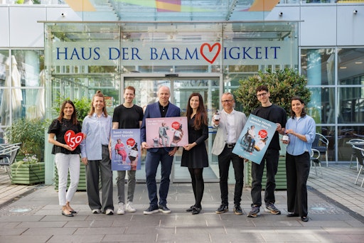 Anlässlich des 150-jährigen Bestehens geht das Haus der
Barmherzigkeit neue Wege: Erstmals bringt das gemeinnützige
Unternehmen ein eigenes Produkt heraus – eine Handseife mit dem
Namen „Herzi und Karl“. Entwickelt in Zusammenarbeit mit Saint
Charles, verbindet die hochwertige Flüssigseife Körperpflege mit
sozialem Engagement. Die Kooperation und die begleitende
Spendenkampagne – initiiert und inszeniert von der Agentur Achtzehn
Grad und Forafilm – rückt nicht nur das Produkt, sondern vor allem
Bewohner*innen des Haus der Barmherzigkeit ins Rampenlicht.