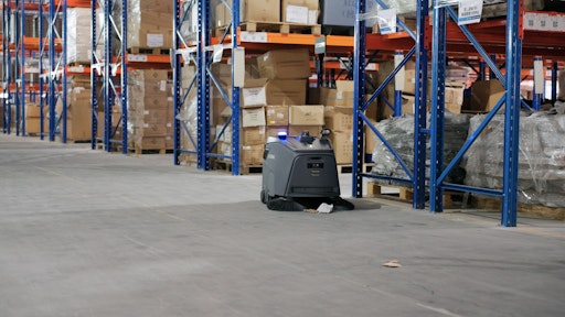 Vorschau Bild von Der Kehrprofi lässt sich besonders in Bereichen mit hohem
Grobschmutzaufkommen ideal mit den autonomen Scheuersaugmaschinen
Scrubber 50 oder Scrubber 75 kombinieren. Zuerst kehren, dann nass
reinigen – dieser abgestimmte Zwei-Phasen-Prozess sorgt für maximale
Effizienz und Sauberkeit.