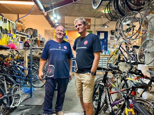  Wohnbetreuer Paul Maurer und Projektleiter Andreas Schmaranzer in
der FFF-Radwerkstatt der Heilsarmee