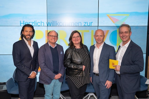Gruppenfoto der Podiumsteilnehmer:innen