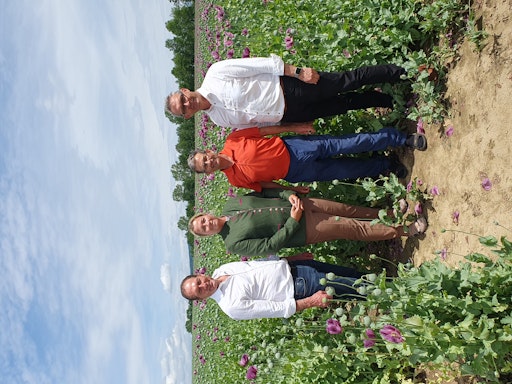 Vorschau Bild von LK Österreich-Präsident Josef Moosbrugger, Ackerbäuerin Michaela
Spachinger, der wissenschaftliche Leiter der Abteilung für
Umweltökologie der HBLFA Raumberg-Gumpenstein Andreas Bohner und LK
OÖ-Präsident Franz Waldenberger vor einem Mohnfeld in Pasching,
Oberösterreich.