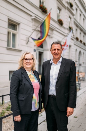 Vorschau Bild von Ortrun Gauper, Vorsitzende des Vereins Queer Dance im Gemeindebau
und Initiatorin von Queer Moments, bedankt sich bei Bezirksvorsteher
Thomas Steinhart für seine Unterstützung und sein klares Bekenntnis
zu einem öffentlichen Raum, wo alle Menschen gleichwertig und
schützenswert sind – unabhängig von Herkunft, Religion, Geschlecht,
sexueller Orientierung oder Lebensweise.