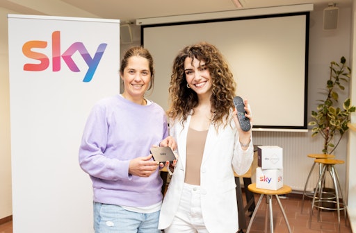  Sky-Moderatorin Kimberly Budinsky überreicht die Sky Stream Box
an Maria-Theresa Kienzer, die Einrichtungsleitung der JUCA.